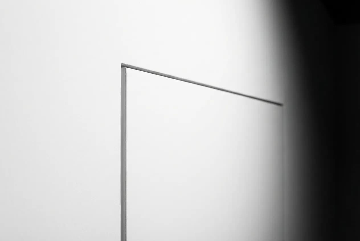 Porta di Cartongesso: Guida a Tipi, Costi e Montaggio Fai da Te Gros plan sur la charnière invisible et la finition parfaite d'une porte en plaque de plâtre moderne.