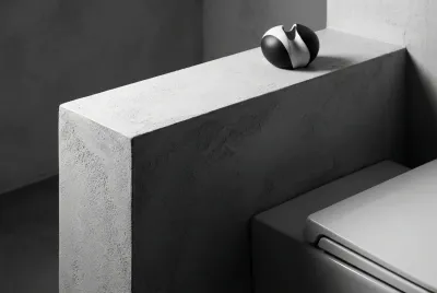 Gros plan sur le coin d'un muret technique derrière un sanitaire, soulignant la précision de la hauteur et des matériaux.