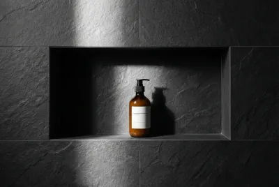 Miniature d'une niche de douche parfaitement proportionnée, montrant l'altezza nicchia doccia idéale avec un flacon pour l'échelle.