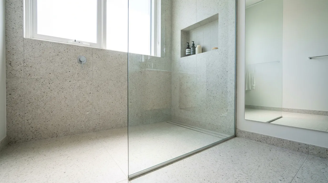 Exemple d'une douche à l'italienne avec une paroi en verre transparent et un sol continu, une solution idéale pour optimiser l'espace dans une salle de bain de 3 m².
