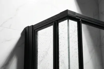 Gros plan d'un coin de fenêtre de douche étanche avec des gouttes d'eau, illustrant la qualité des matériaux.