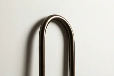 Dettaglio iconico di un bastone per tenda curvo su misura per una finestra ad arco, fotografato in stile minimalista.