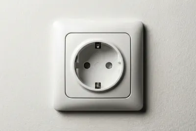 Gros plan sur une double prise de courant blanche sur un mur sobre, représentant un point lumineux.