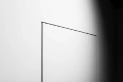 Gros plan sur la charnière invisible et la finition parfaite d'une porte en plaque de plâtre moderne.