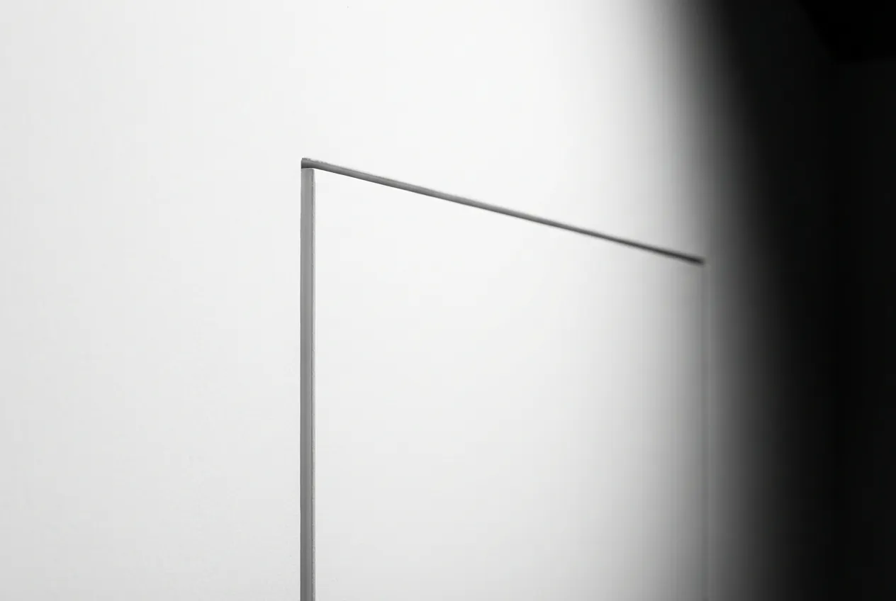 Gros plan sur la charnière invisible et la finition parfaite d'une porte en plaque de plâtre moderne.